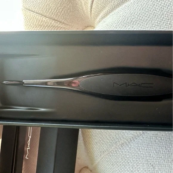MAC Masterclass Linear 1 Brush (Mac Store Exclusive) - Picture 1 of 5